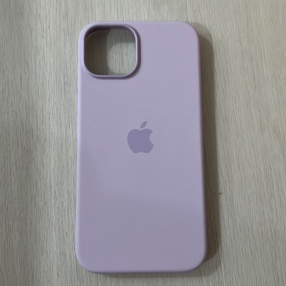 Apple Brand iPhone 14 Silicone Case w/ MagSafe light purple